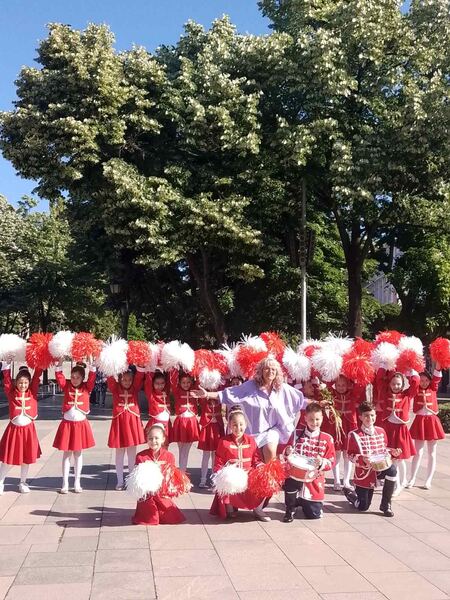 Мажоретният състав с вдигнати помпони