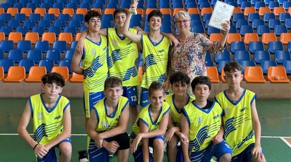 Отборът с купата и грамотата