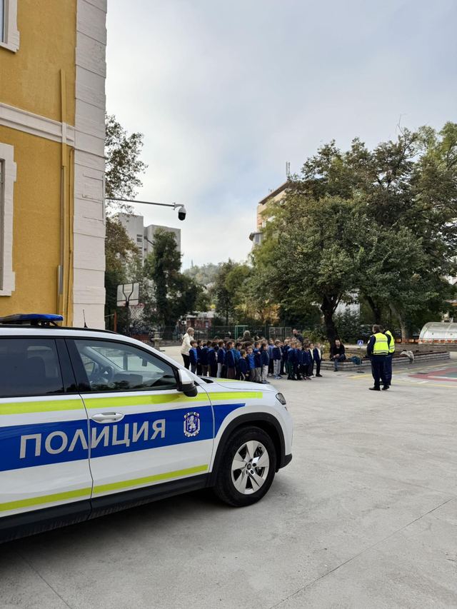 Полицейски служители пред учениците