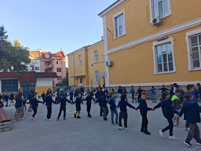 Ден на спорта — хорото край сградата